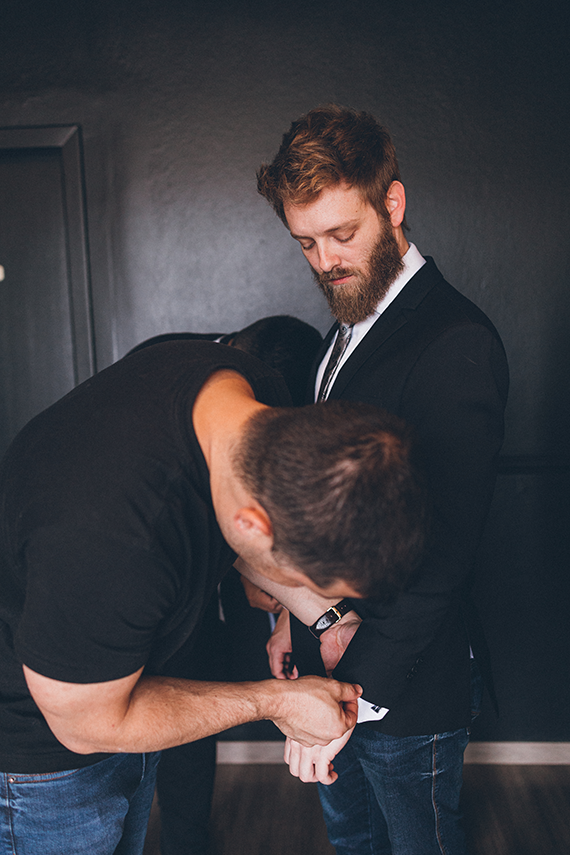 Ajeitando a camisa para casamento. Trajes para eventos.