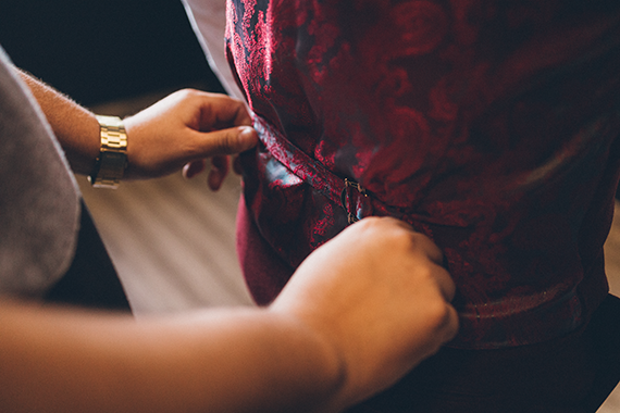 Ajeitando o terno para casamento. Trajes para eventos.