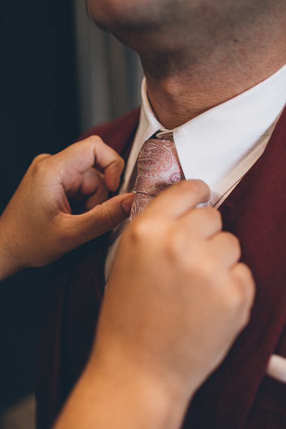 Ajeitando a gravata para casamento. Trajes para eventos.